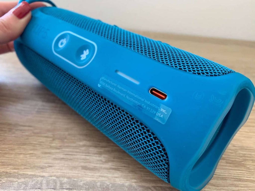 Az USB-C csatlakozót töltésre használják