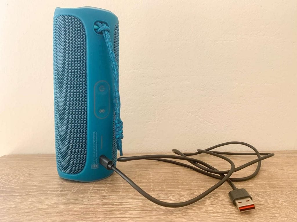 A hálózati adapter az oldalán található