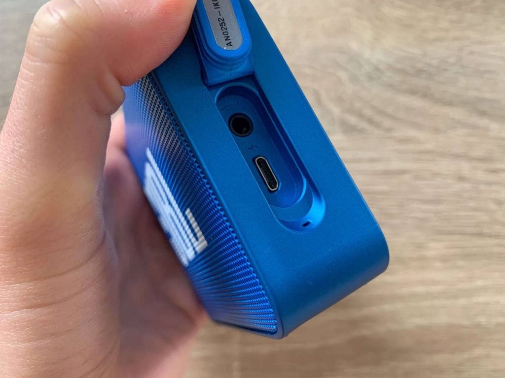 USB és 3,5 mm-es jack csatlakozó