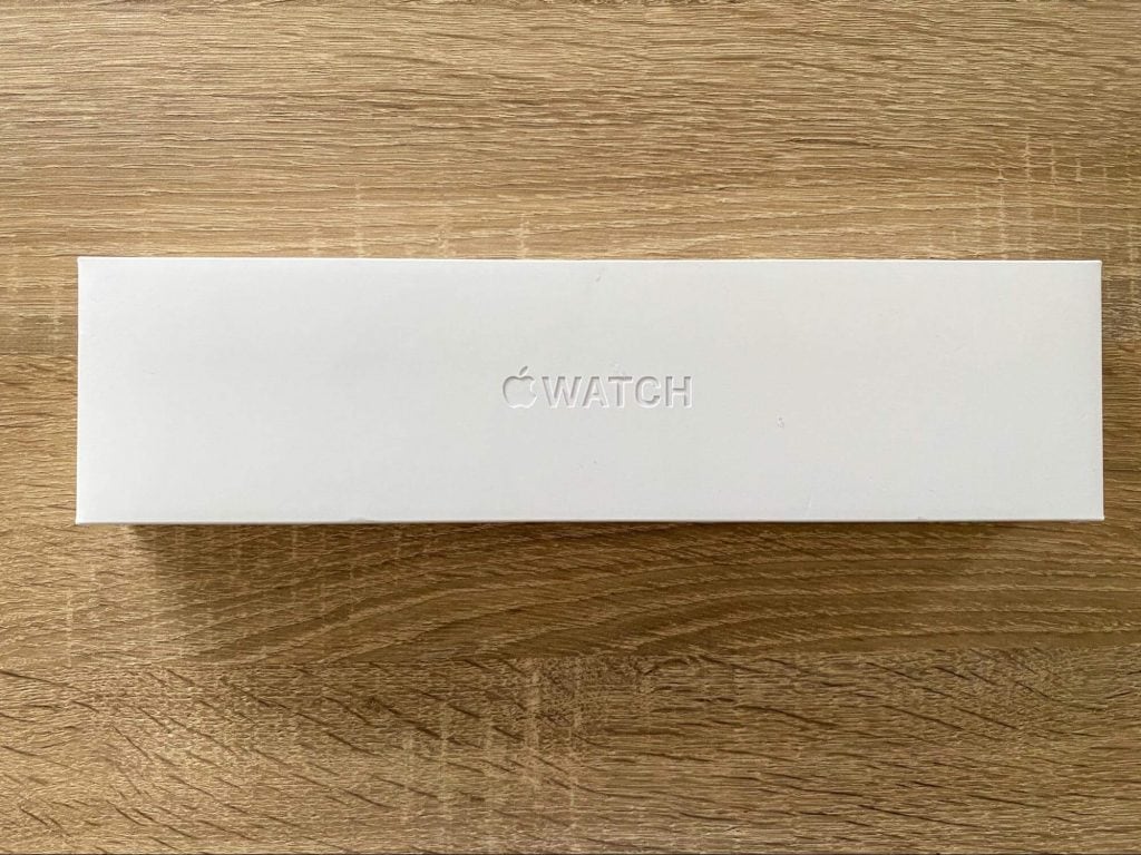 Az óra klasszikus Apple-dobozban kerül forgalomba