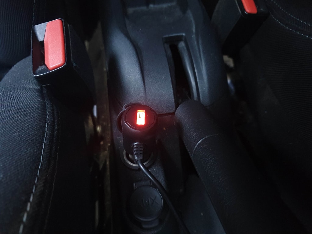Az adaptert egy megvilágított USB-csatlakozó egészíti ki