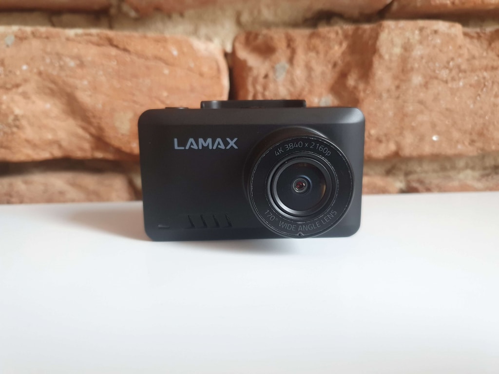 A Lamax T10 4K GPS hagyományos kamerakialakítással rendelkezik