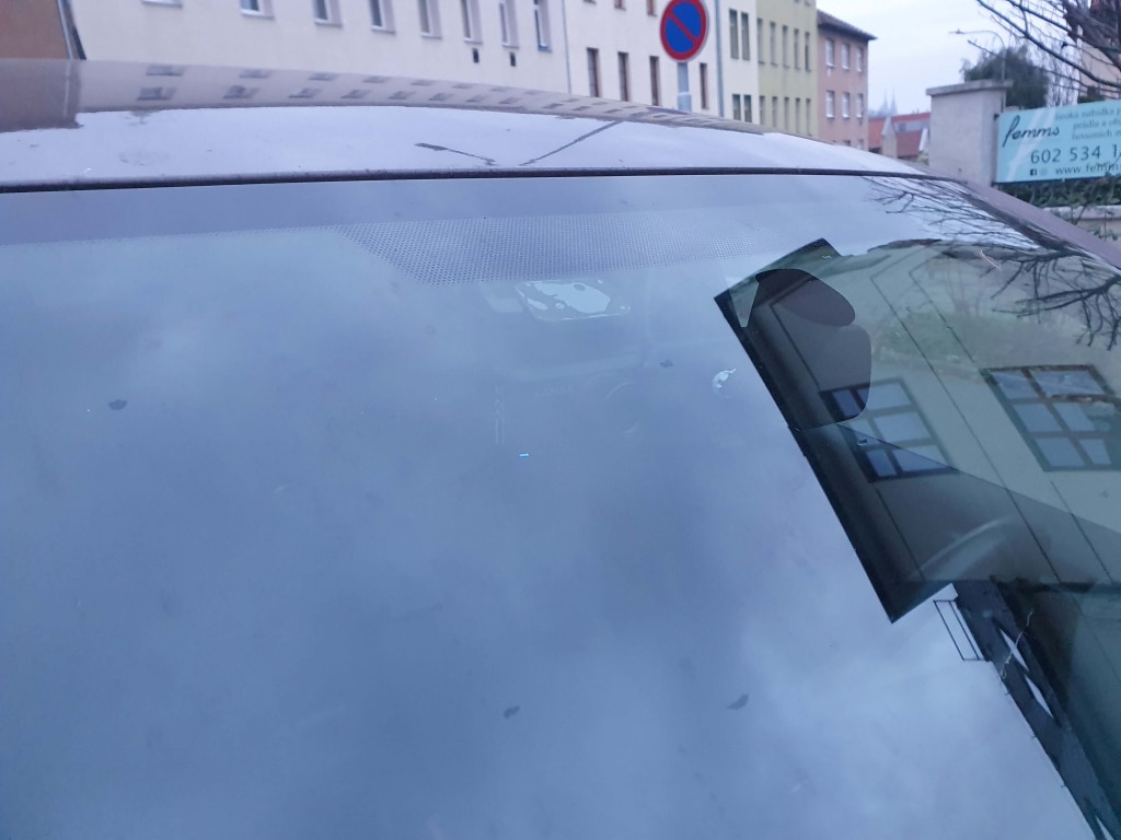 Kívülről nézve a műszerfali kamera viszonylag feltűnésmentes