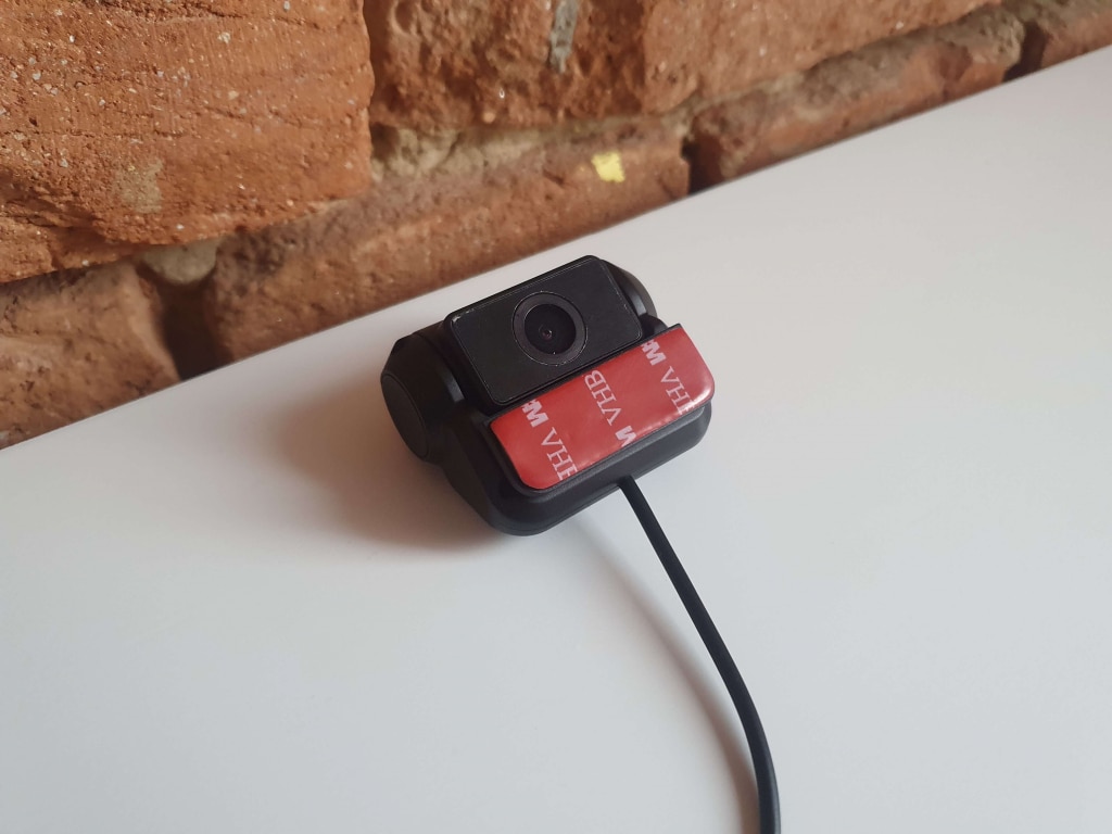A hátsó kamera tartója öntapadós és eltávolítható