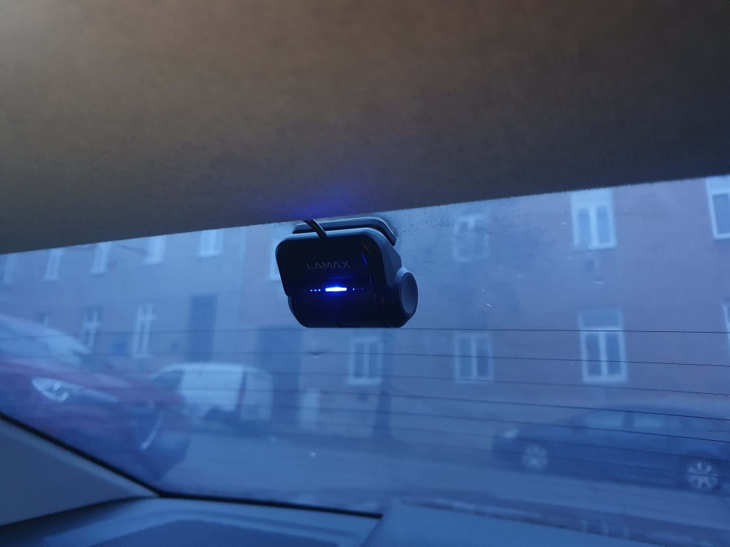 A hátsó kamera működését kék LED jelzi
