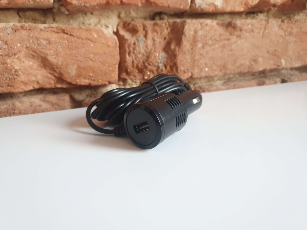 Az adapter 12V-os aljzatokhoz és autós gyújtókhoz készült