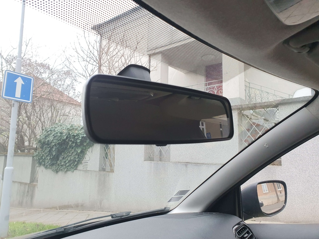 Belső visszapillantó tükör az autós kamera felszerelése előtt