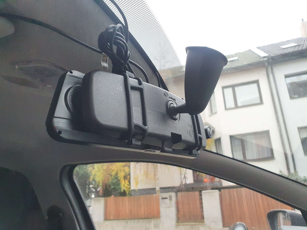 A visszapillantó tükör tartója nagyon erős