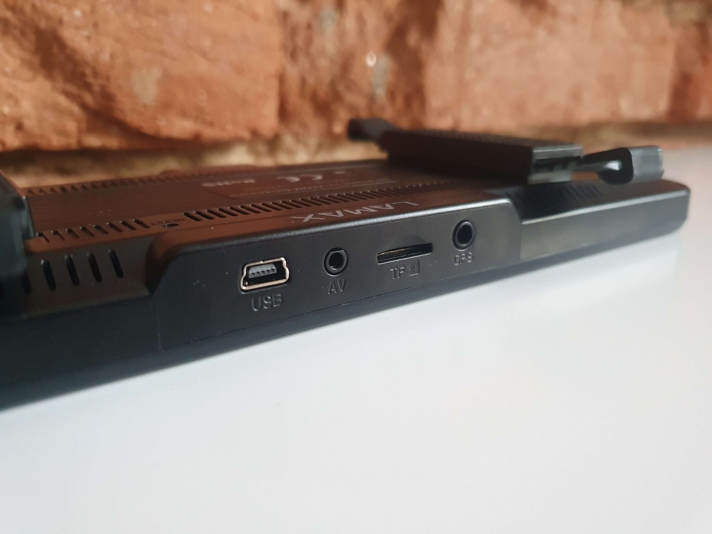 A tetején találja a bemeneteket és a microSD-kártya foglalatát