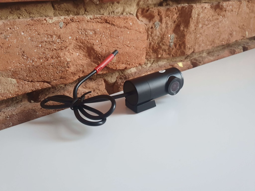 A FullHD hátsó kamera állítható felvételi szöggel rendelkezik