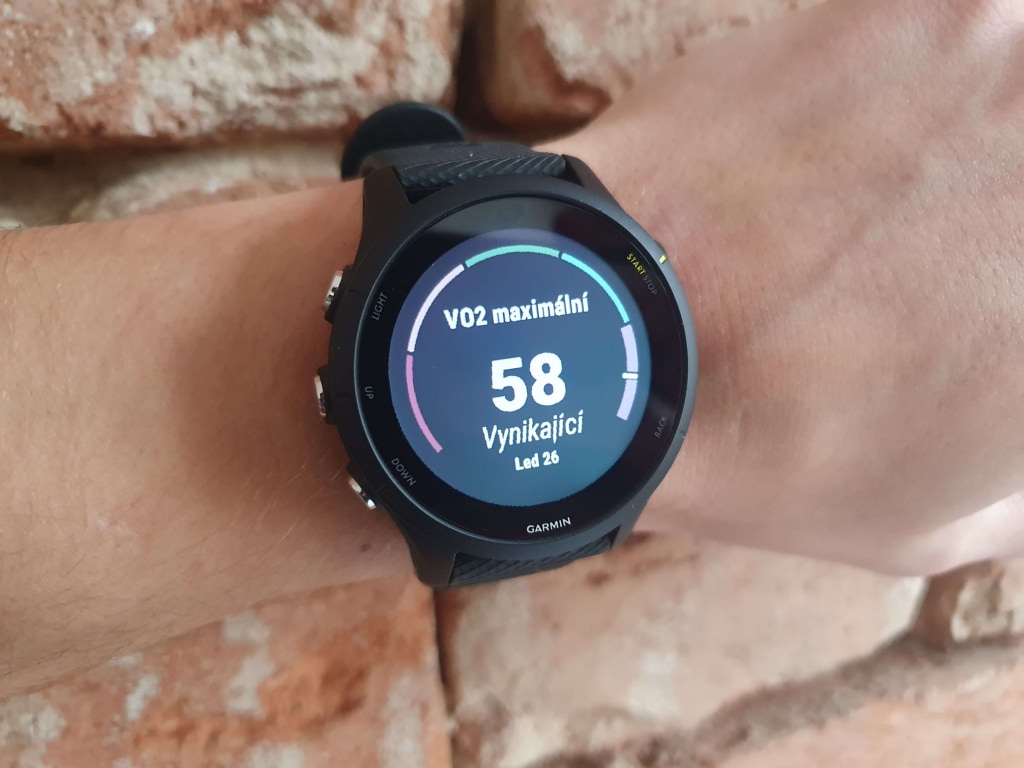 Az óra normál és terepfutás közben is képes a VO2 max mérésére.