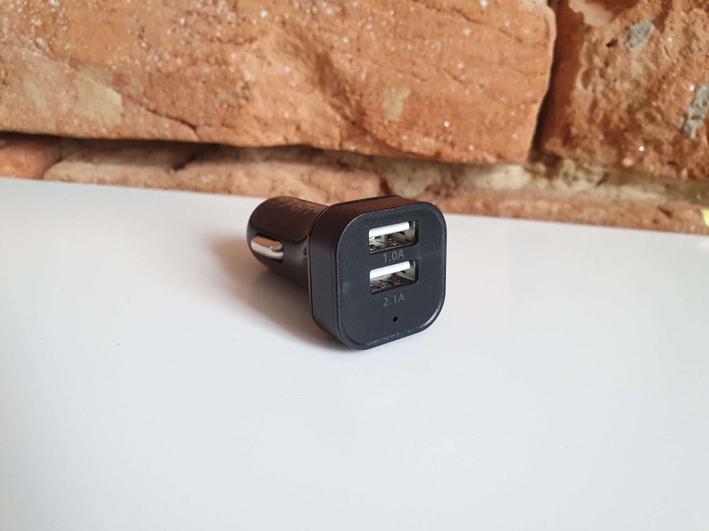 Az USB-adapter két külön aljzatot kínál