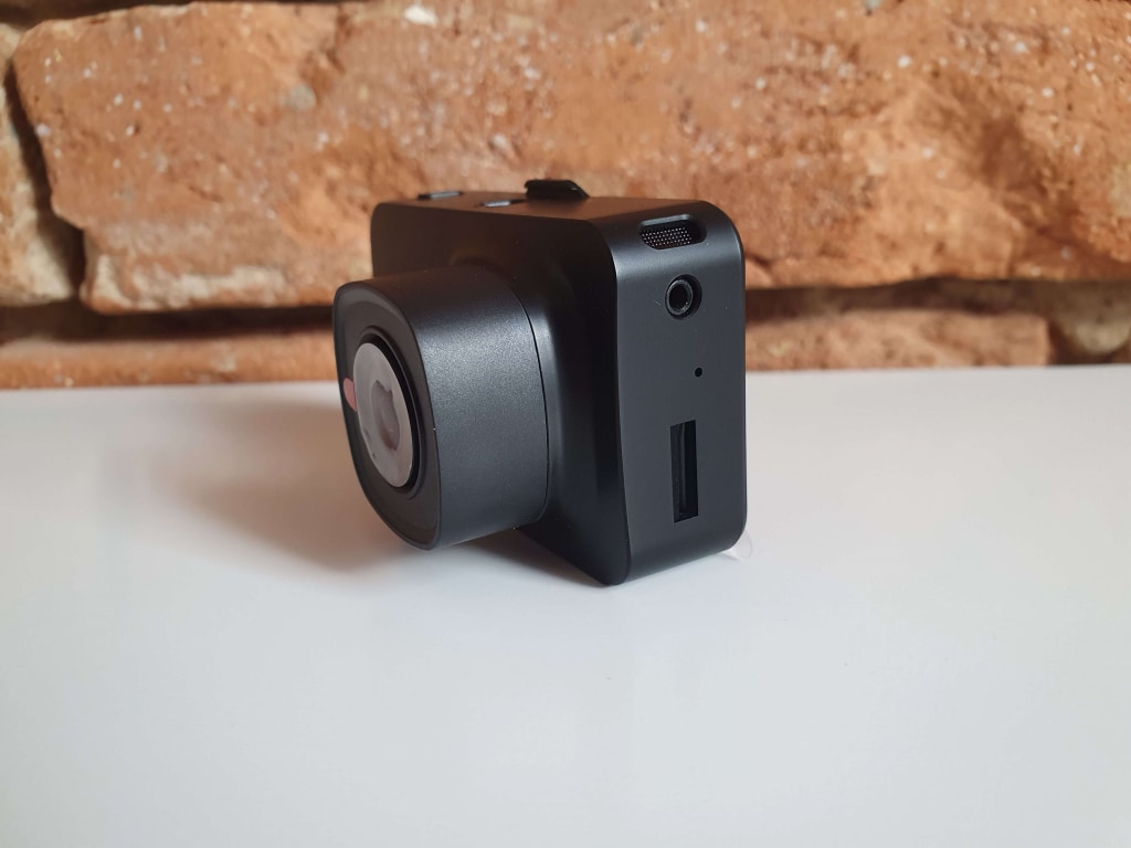 A microSD-kártya foglalata akkor is könnyen hozzáférhető, ha a fényképezőgép az üvegre van szerelve