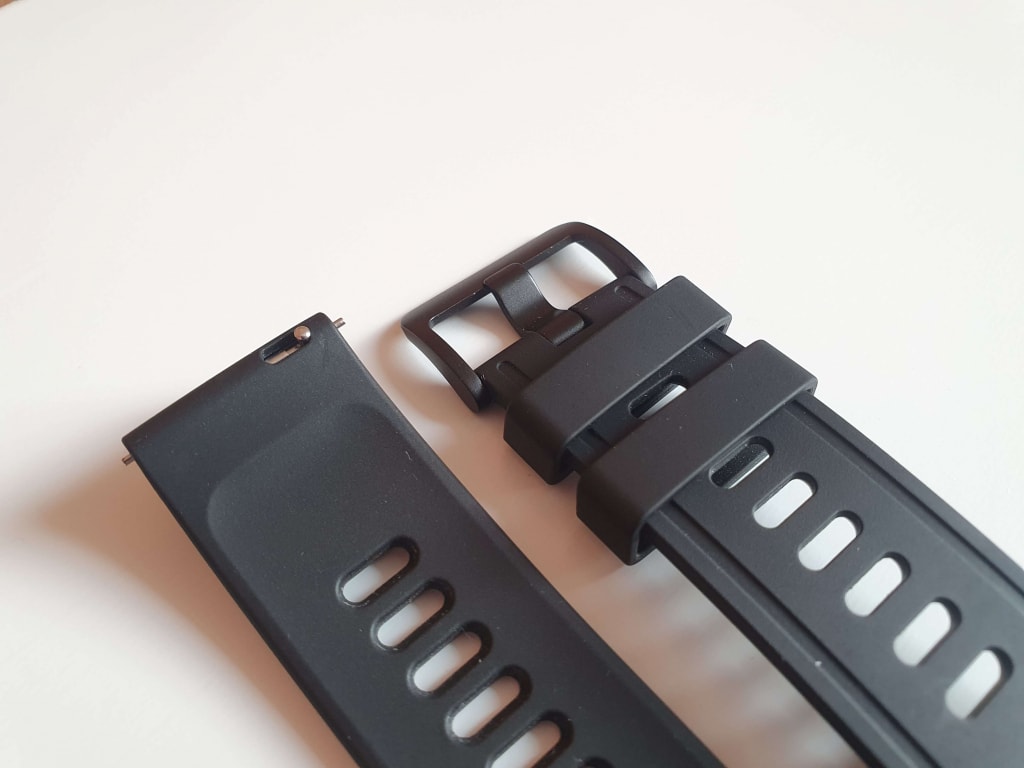 A Xiaomi Watch S1 Active 22 mm-es gumiszíjjal van felszerelve