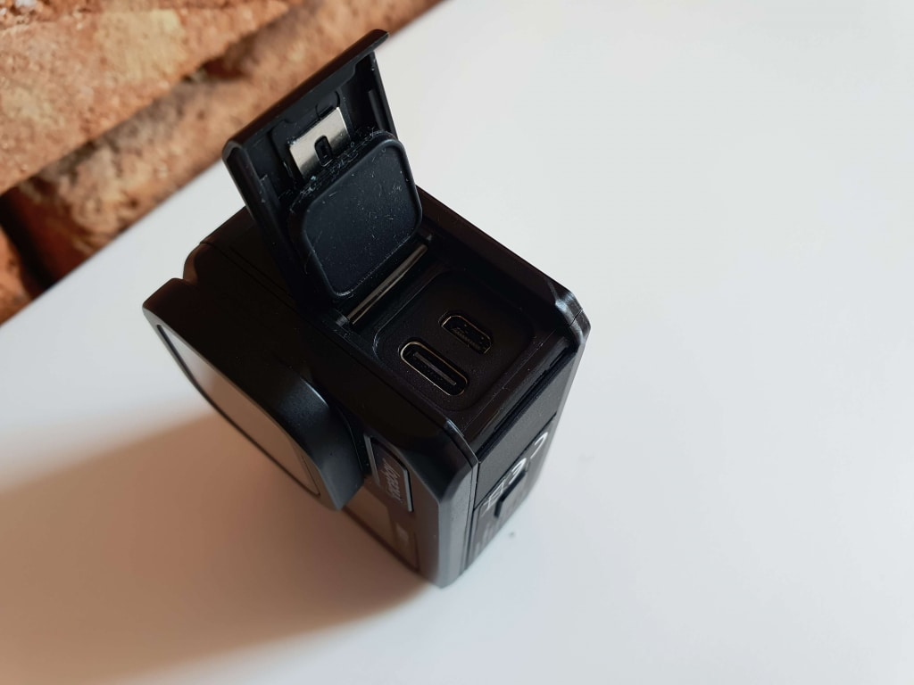 Az USB-C bemenet elsősorban töltésre vagy fájlátvitelre szolgál