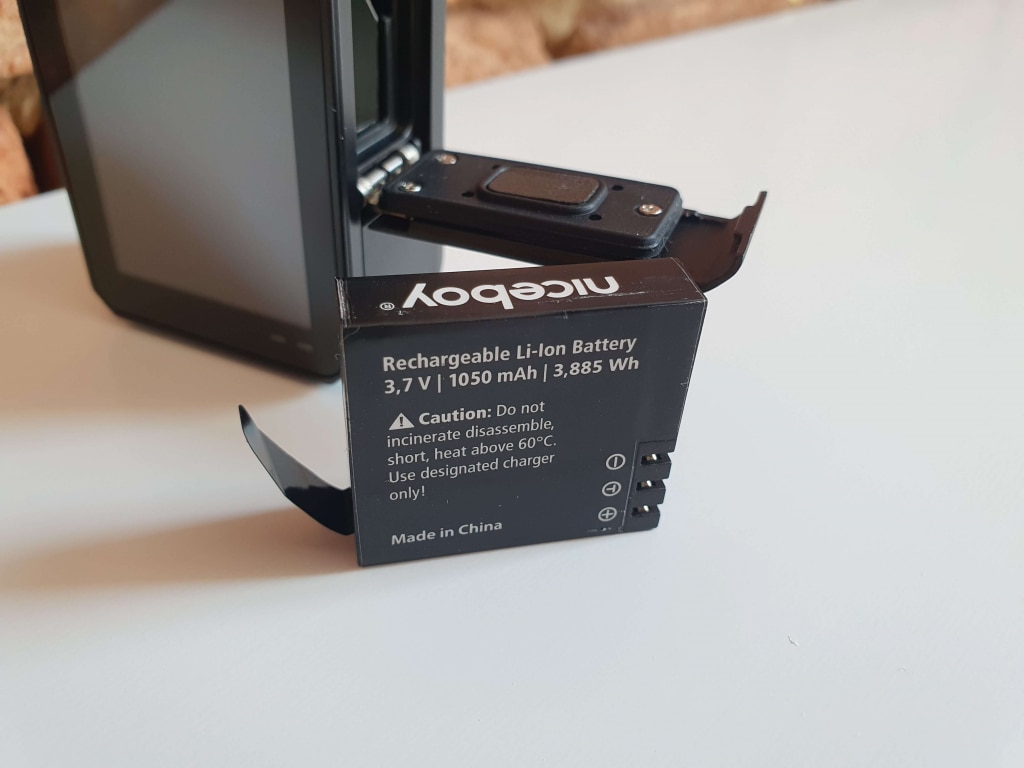 A mellékelt akkumulátor 1050 mAh kapacitást kínál