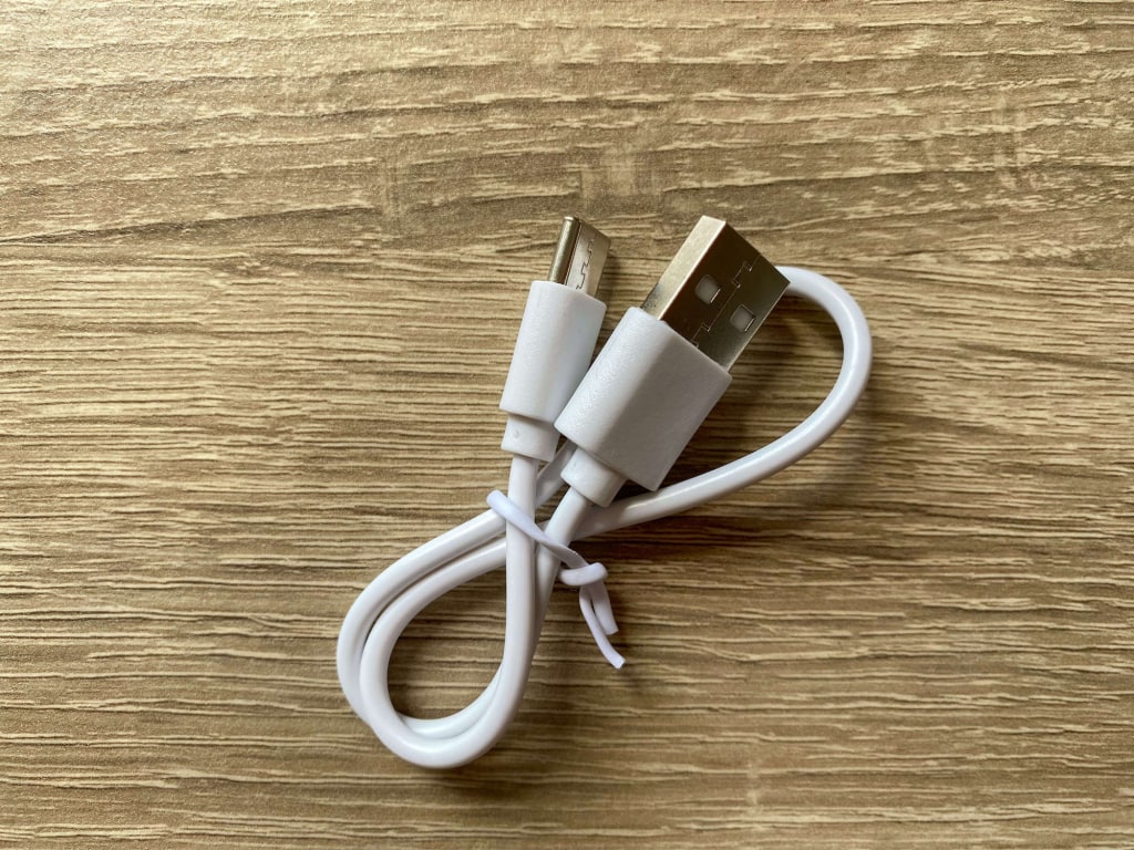 A töltőkábel USB-C csatlakozóval rendelkezik
