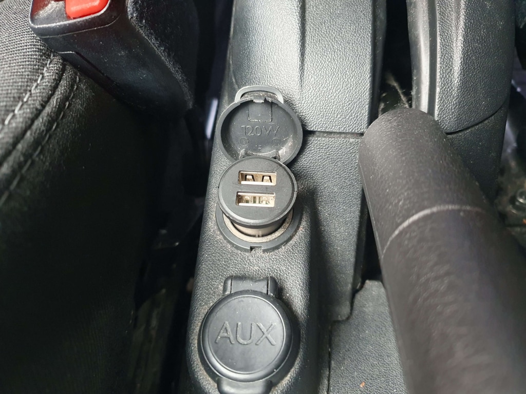 A kamera adaptere egy pár USB-porttal van felszerelve, azonos kimeneti áramerősséggel