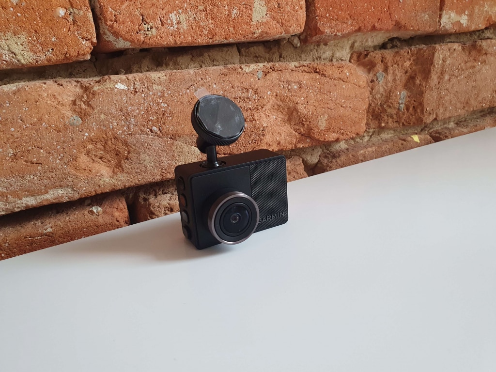 A Garmin Dash Cam 57 tartóval ellátott Garmin Dash Cam 57 nem feltűnő és kompakt
