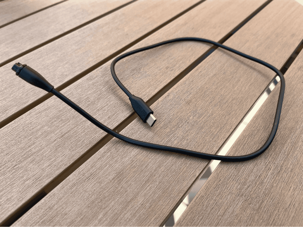 A kábel ugyanolyan, mint a többi Garminé, de USB-C véggel