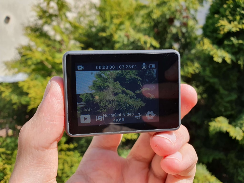 A hátsó kijelző közvetlen napfényben is jól látható
