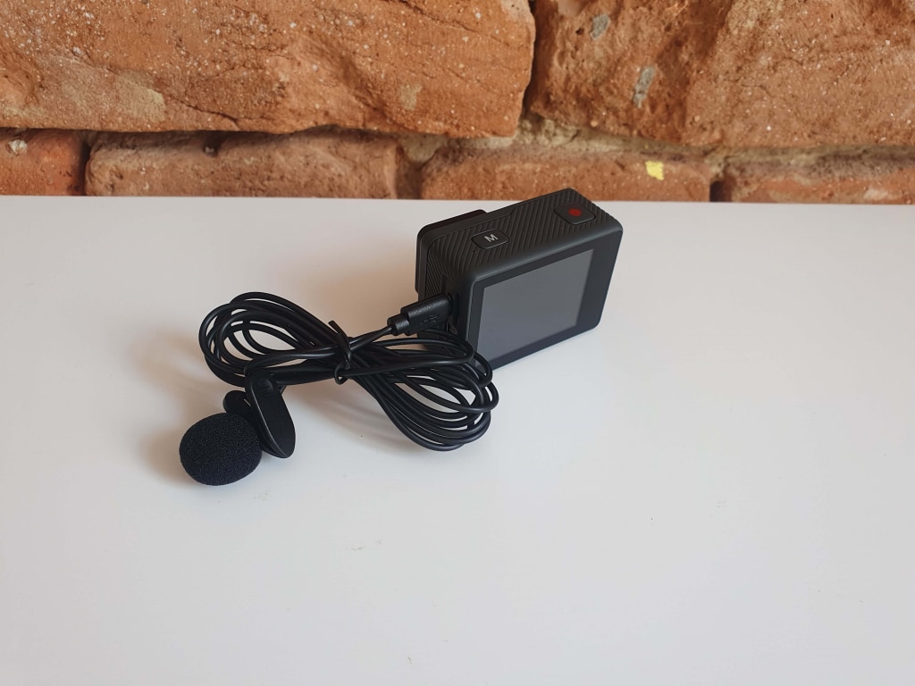 A csatlakozást mikro USB-csatlakozó biztosítja
