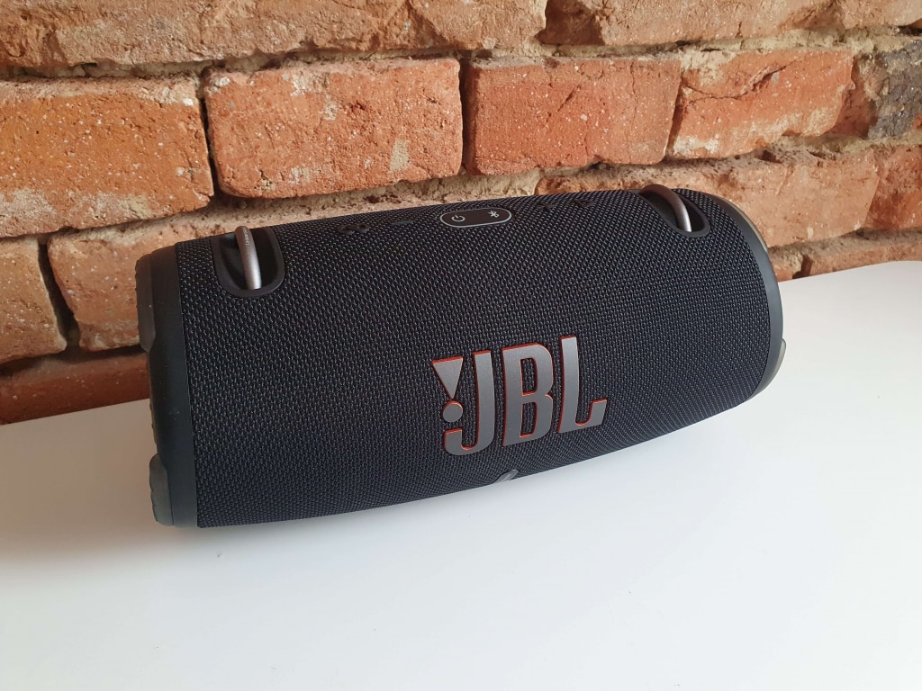 A hangszóró dizájnja más JBL-modellek elemeivel osztozik