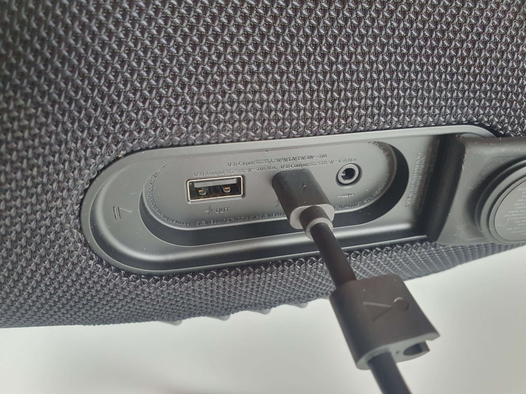 Nagyon pozitívan értékeljük a hangszóró USB-C hálózati töltőn keresztüli töltését