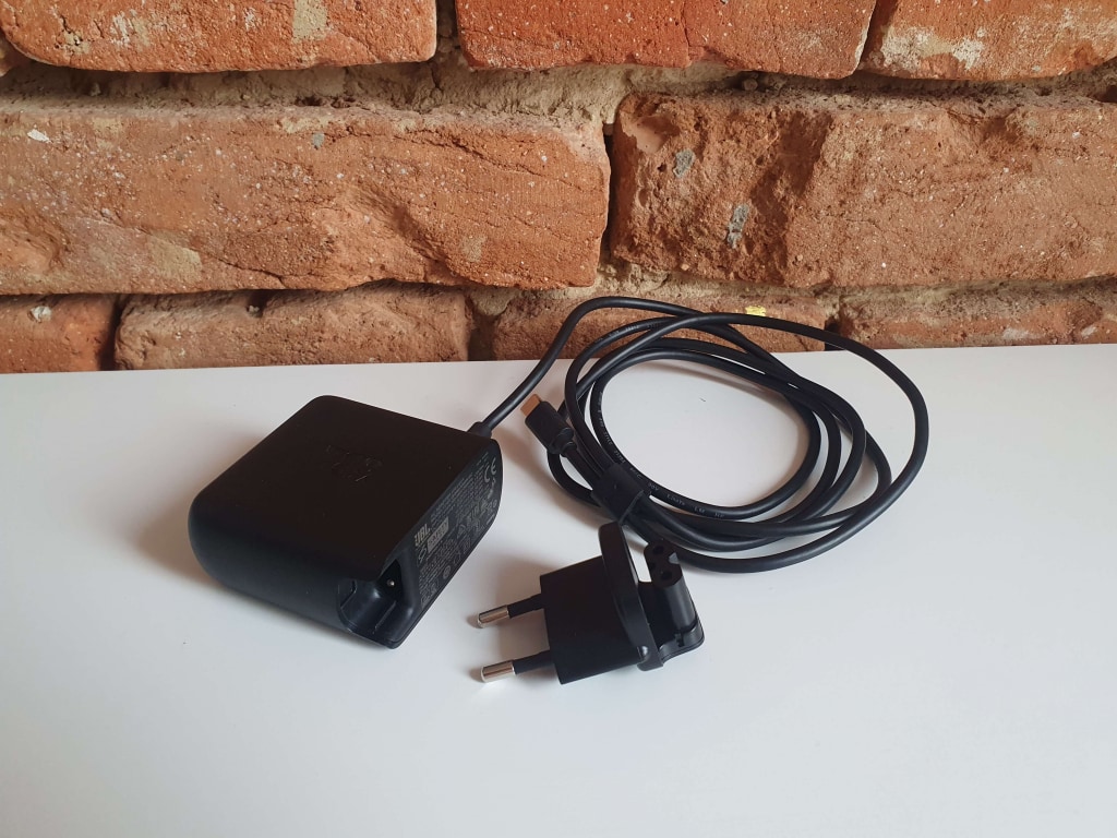A JBL Xtreme 3 60 W-os hálózati töltővel érkezik