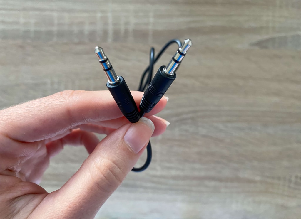 A csomagban talál egy 3,5 mm-es jack csatlakozót