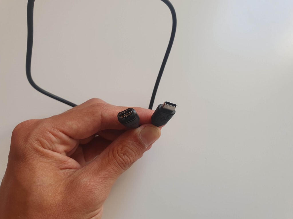A töltést egy saját fejlesztésű csatlakozóval ellátott USB-C kábel végzi