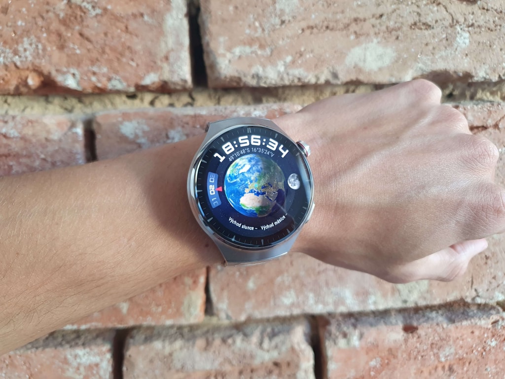 A Watch 4 Pro ezzel szemben elegáns és formális