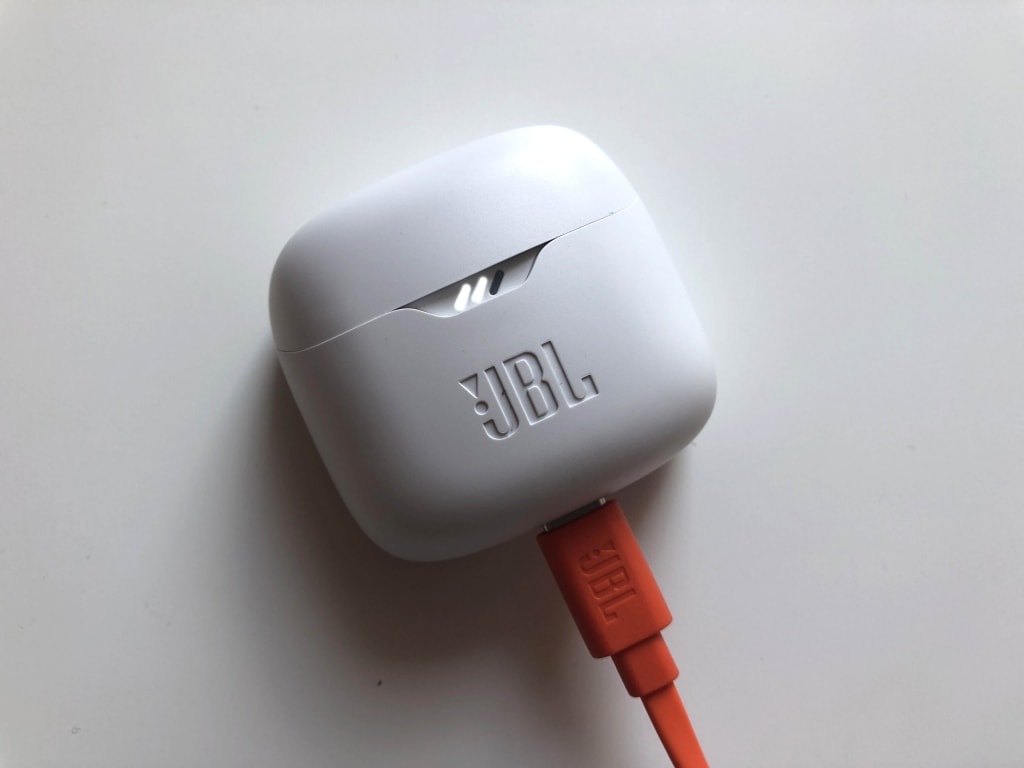 A töltéshez USB-C bemenet található a tokon