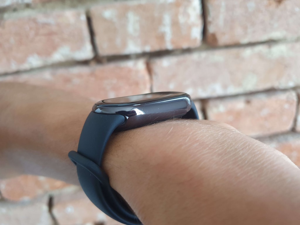 A Smart Band 7 Pro-nál is találkoztunk a kijelző fényes kerettel