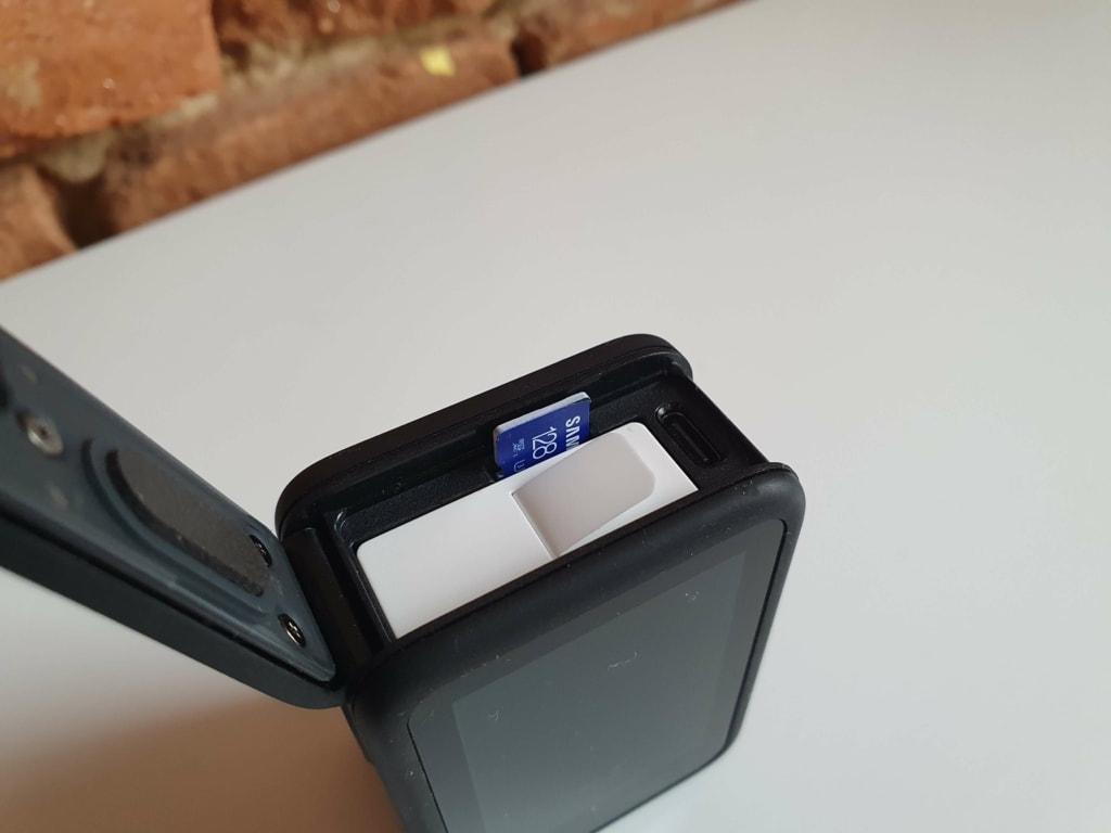 A microSD-kártya foglalata biztonságosan le van zárva egy vízálló fedéllel