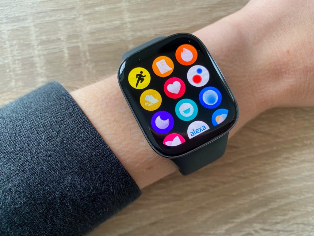 Az óra kialakítása a drágább Apple Watch-ra emlékeztet