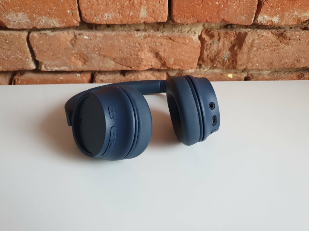 A jobb oldali fülhallgatóban a lejátszás és az áthallás vezérlésére szolgáló gombok találhatók