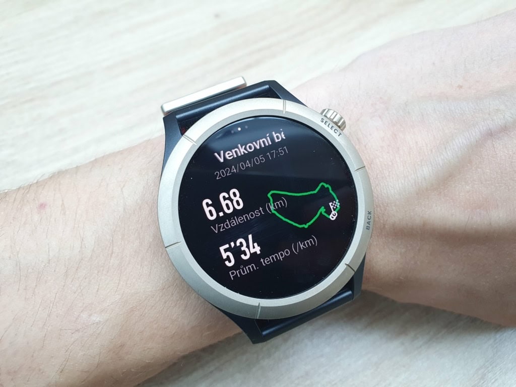 Az óra GPS segítségével rögzíti az útvonalat