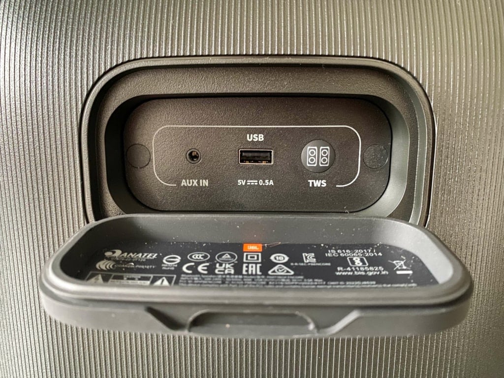 AUX kábel és USB meghajtó csatlakoztatható