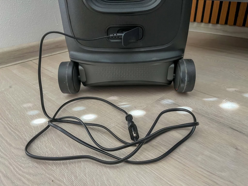 A tápkábel helye