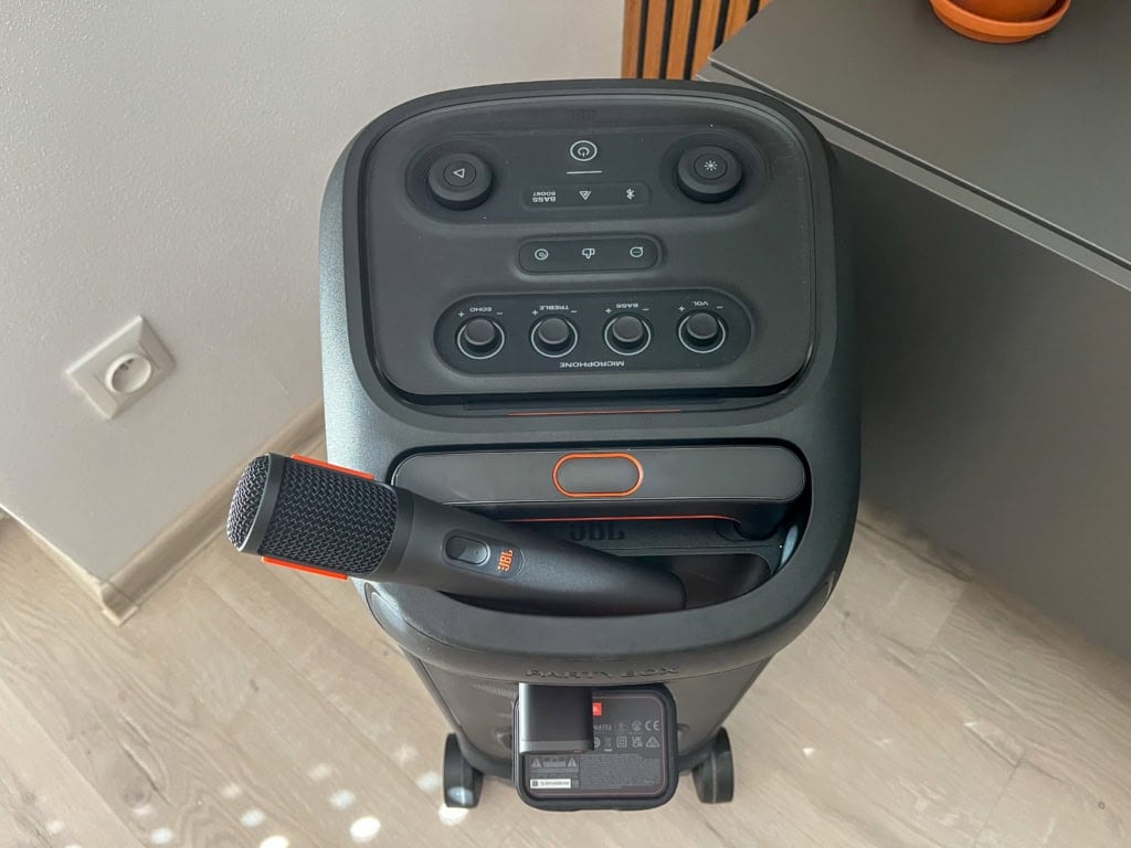 A hangszóró zökkenőmentesen működik együtt a mikrofonnal