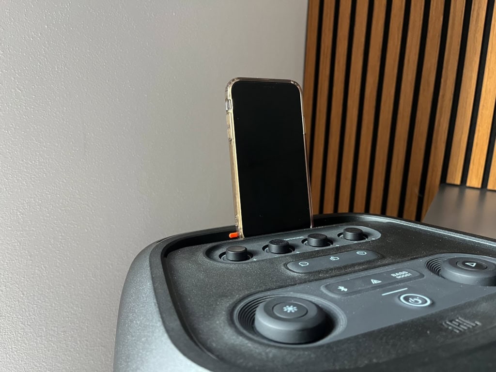A telefon és a horonyba helyezhető