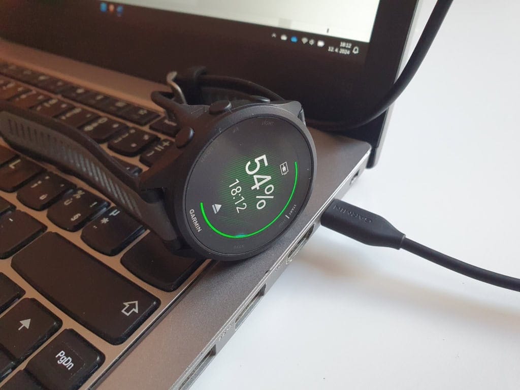 Az USB-C csatlakozónak köszönhetően az órát a telefonjával is töltheti