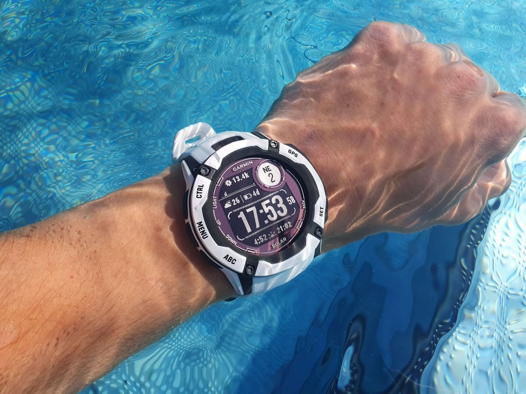 A Garmin Instinct 2X Solar szintén a 10 ATM maximális nyomásra tanúsított órák közé tartozik.