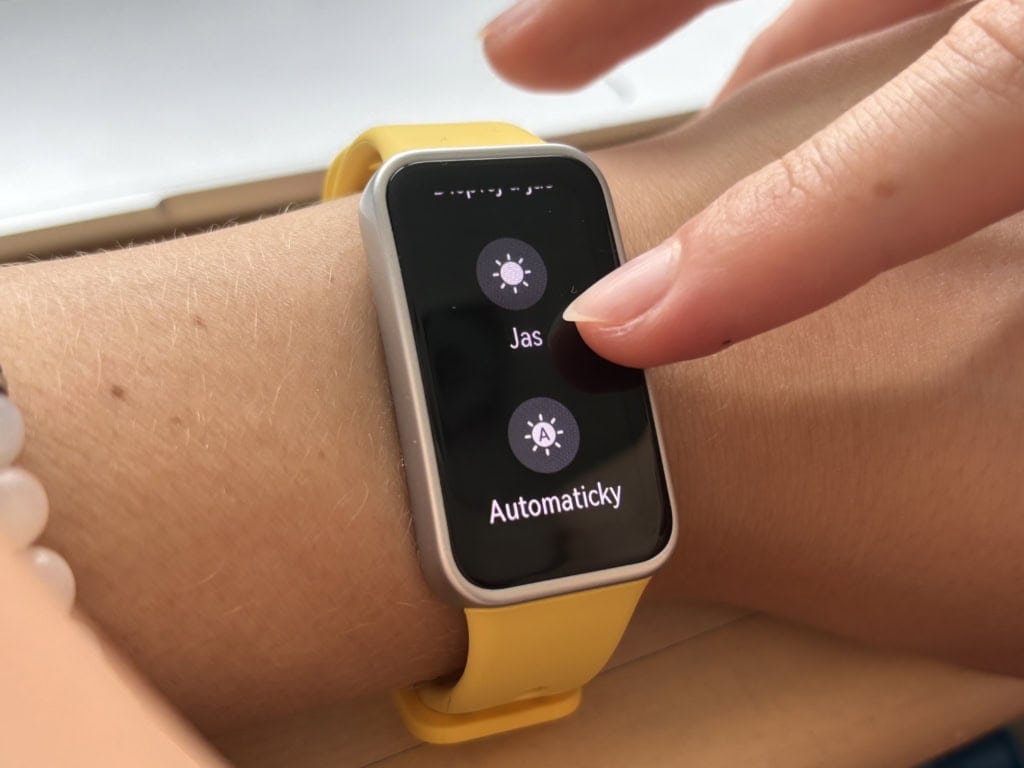 Bekapcsolhatja az automatikus fényerőt
