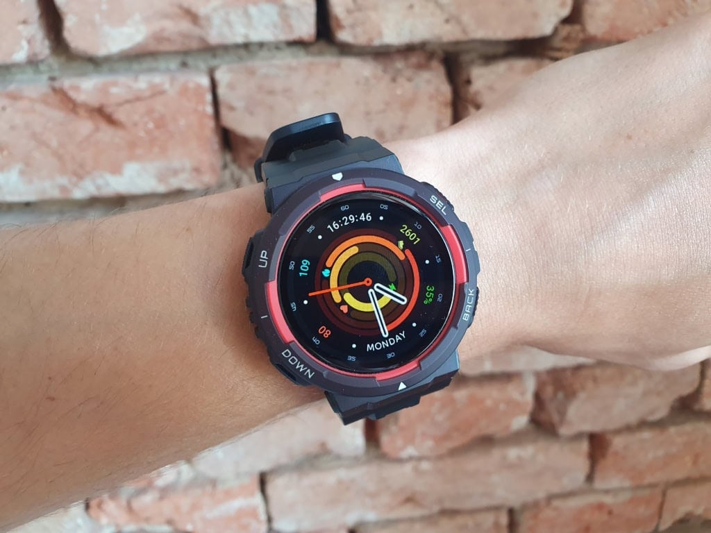 Az Amazfit Active Edge kényelmes a sportoláshoz és a munkához is