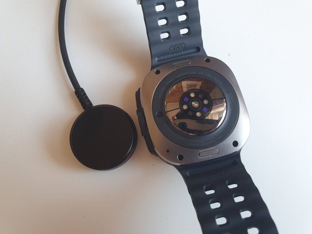 A Samsung Galaxy Watch Ultra nem tölthető vezeték nélkül mobiltelefonnal