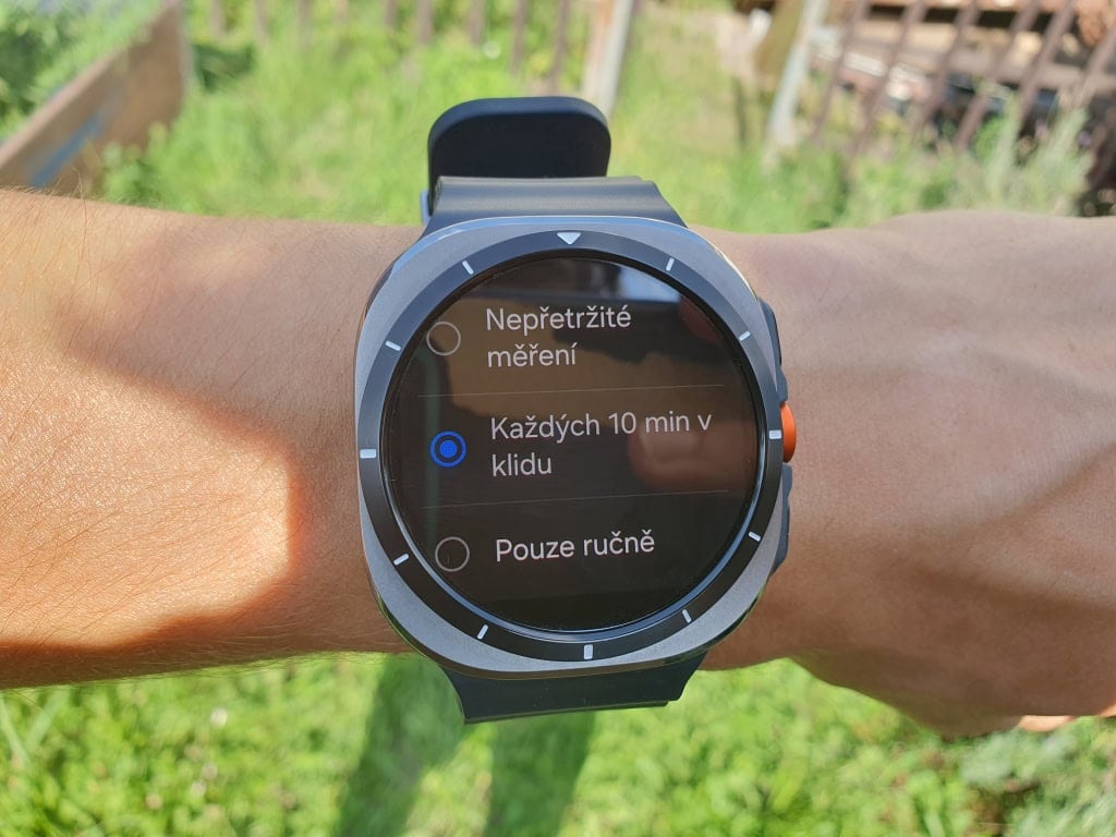 Az óra képes automatikusan és igény szerint mérni a pulzusszámot