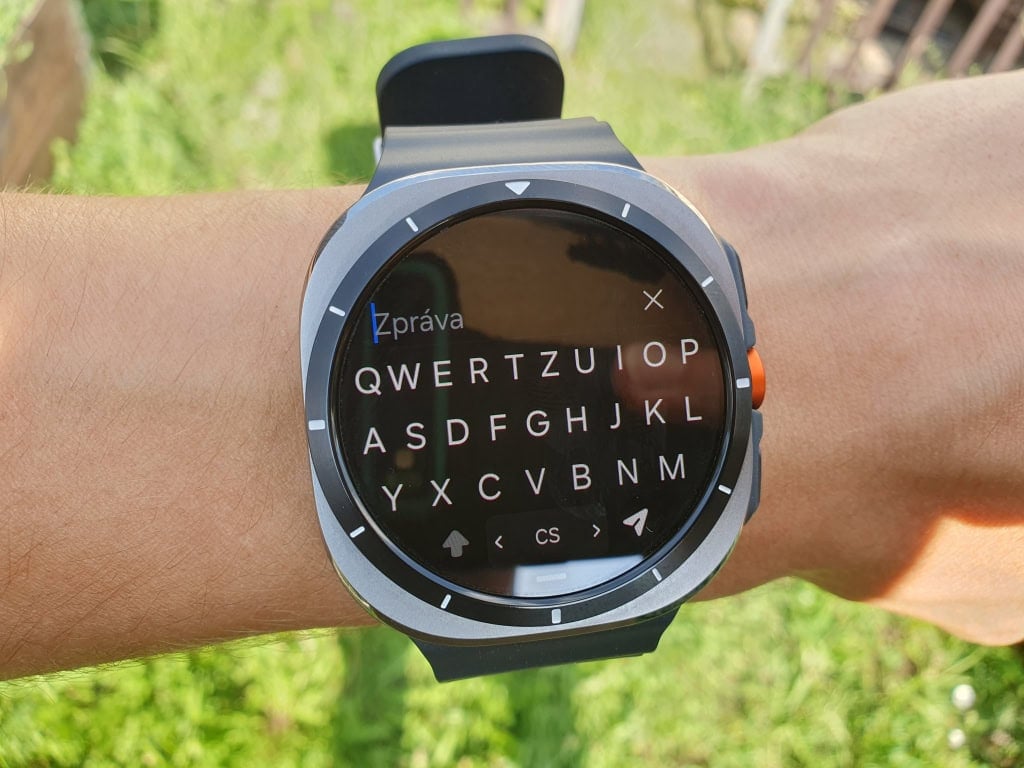 A teljes billentyűzet elengedhetetlen a Wear OS-hez
