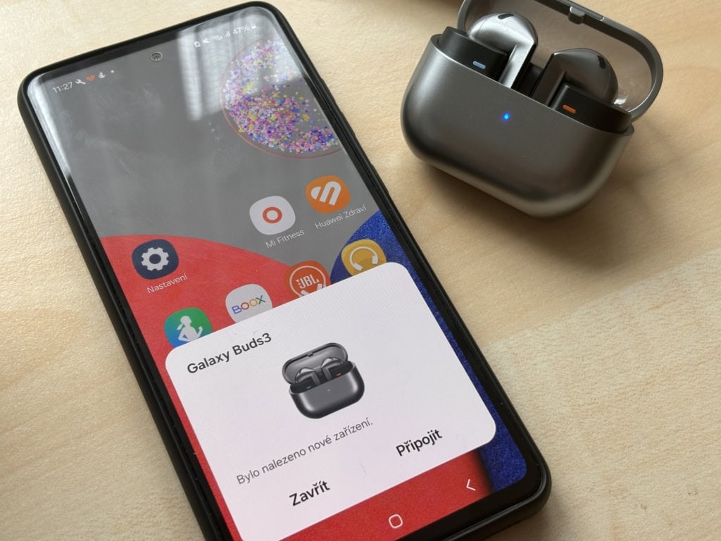 A fejhallgató a Samsung készülékekkel működik a legjobban